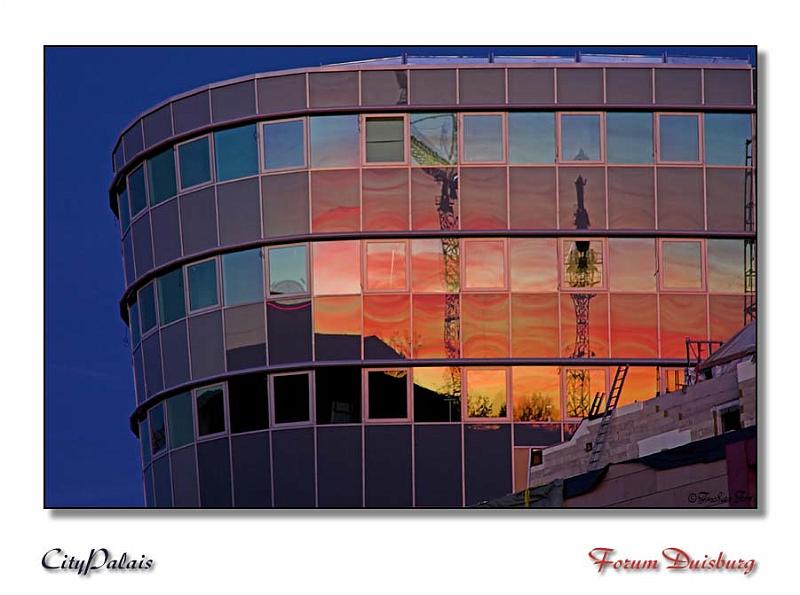 7320183.jpg - Duisburg boomt.  Das Mittelschiff vom neuen CityPalais mit den Baukränen auf der gegenüberliegenden Baustelle vom Forum Duisburg.